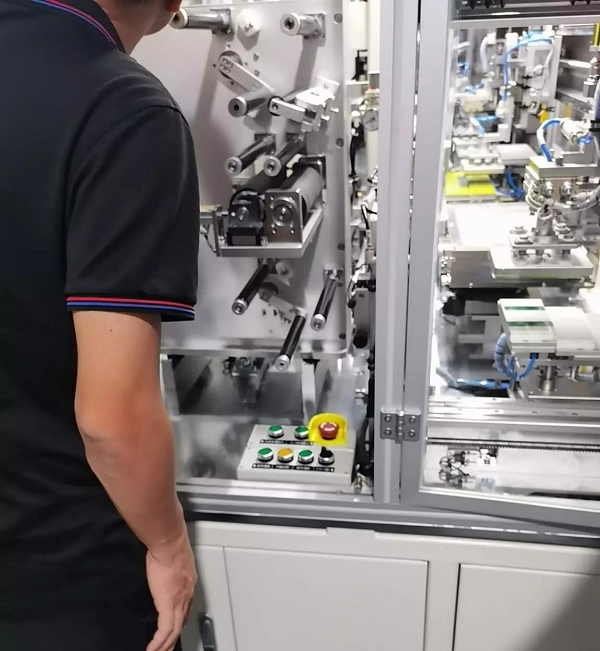 用于制片機(jī)和疊片機(jī)的伺服控制，提升電氣工程中IO精度的解決方案